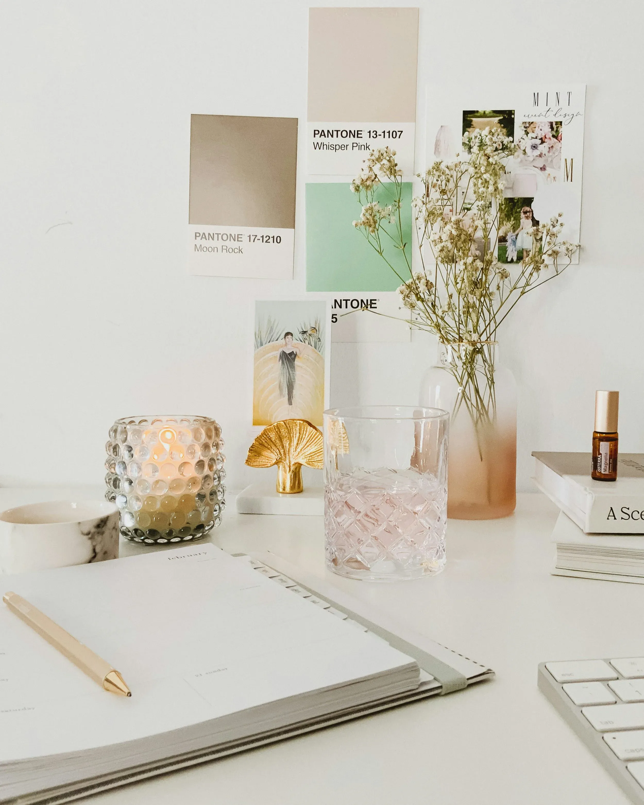 Échantillons, objets décoratifs et carnet sur une table claire