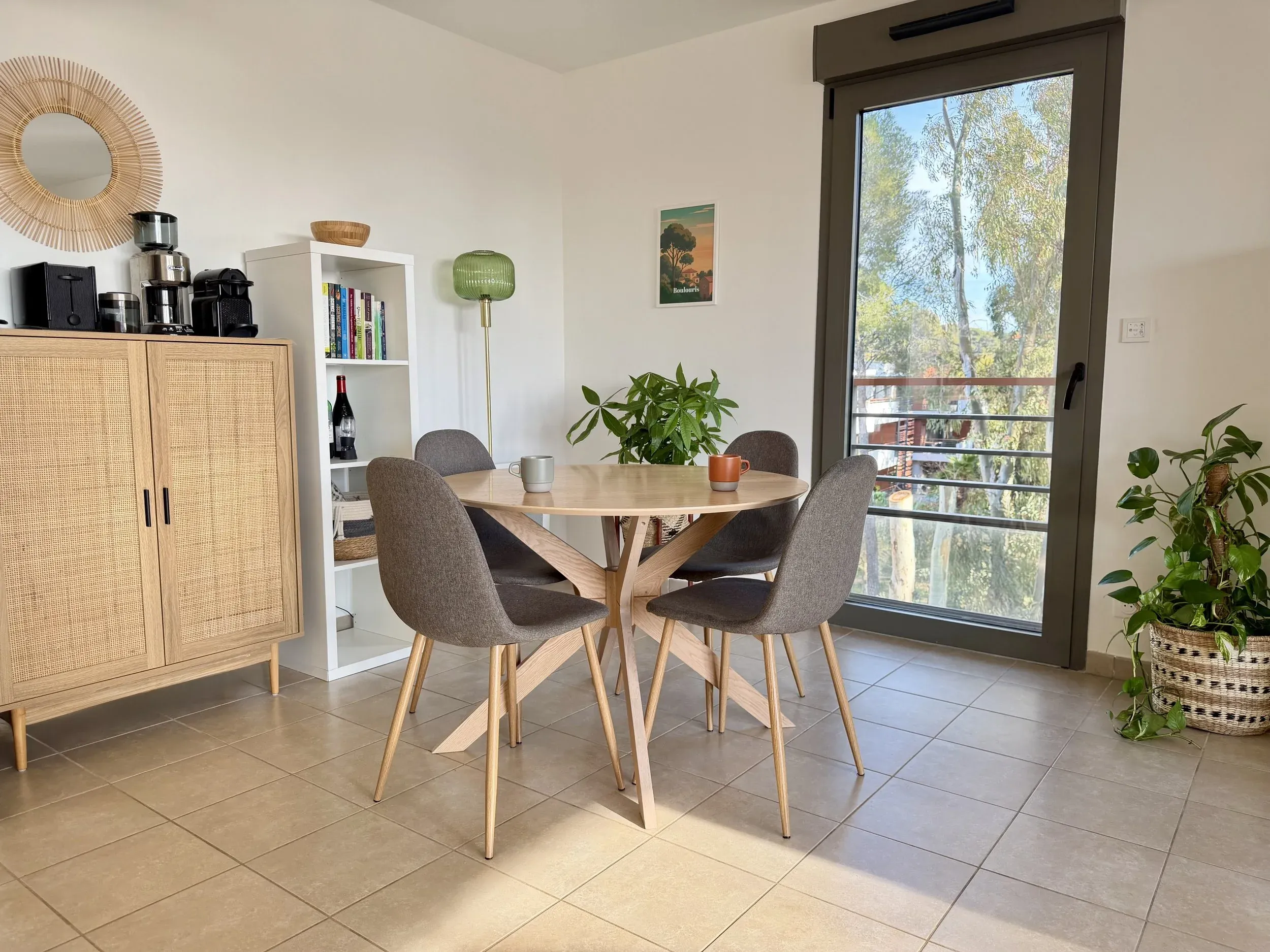 Salle à manger lumineuse avec table en bois et chaises grises